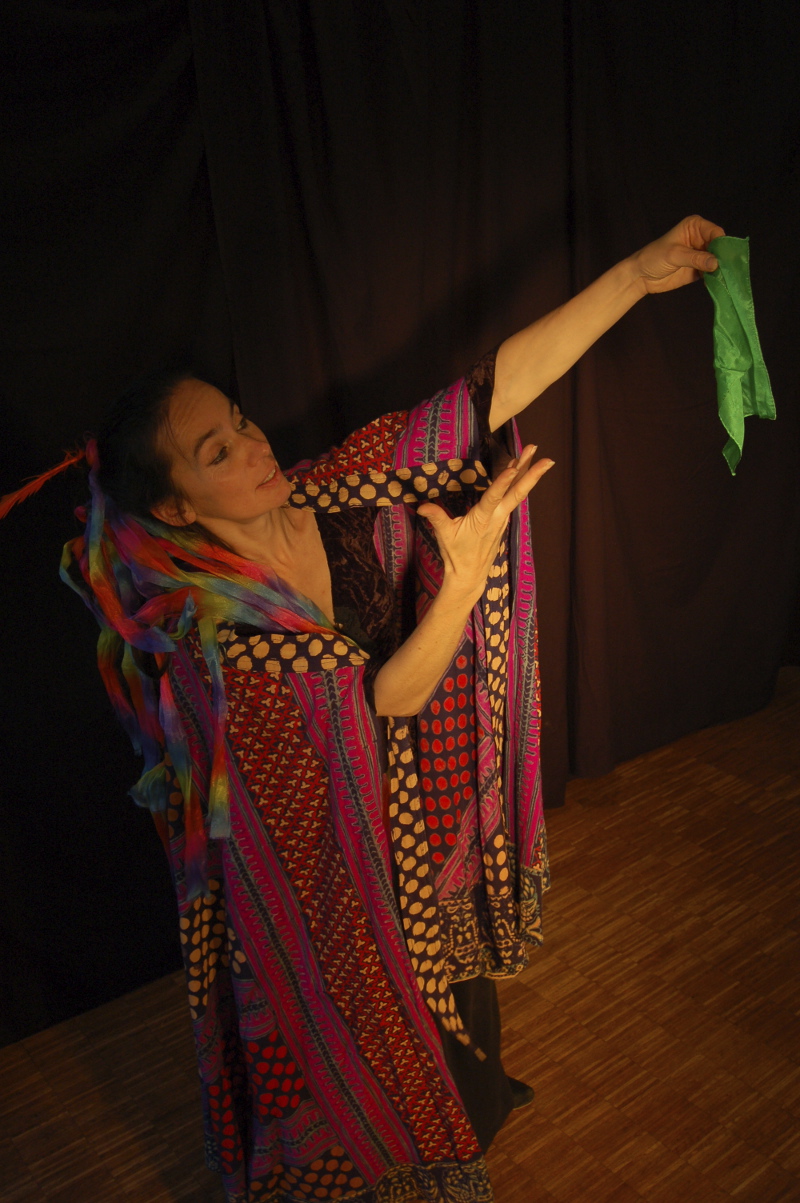 photographie extraite du spectacle jeune public les 7 flèches de l'arc-en-ciel, un petit tour de magie