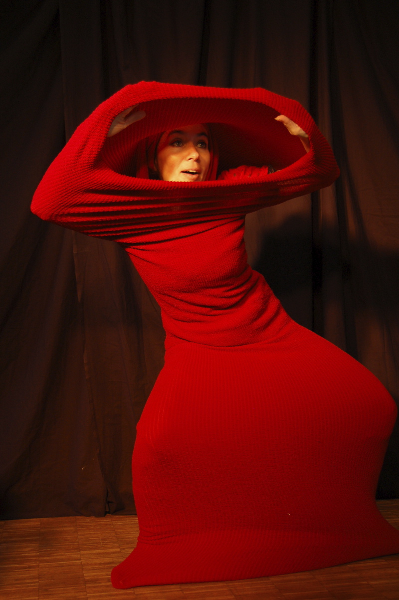 photographie extraite du spectacle jeune public les 7 flèches de l'arc-en-ciel, le rouge apparaissant