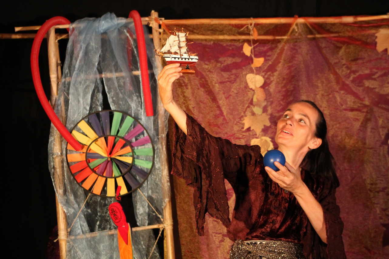 photographie extraite du spectacle Éole maître des vents: la narration du spectacle, la mythologie à l'école maternelle et primaire