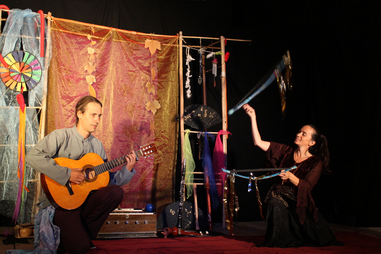photographie extraite du spectacle Éole maître des vents: Ulysse et ses marins embarquent sur leur navire. Un air de guitare et de rhombes