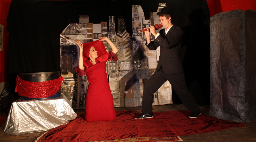 photographie extraite du spectacle jeune public les 7 flèches de l'arc-en-ciel, rencontre de la couleur rouge et de monsieur Gris