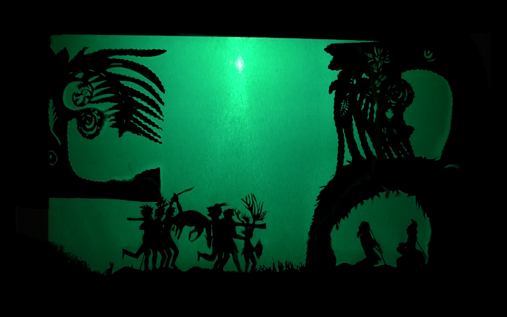 photographie extraite du spectacle le rêve d'Ambre, Ambre à l'époque préhistorique, rencontre avec des hommes de la préhistoire revenant de la chasse