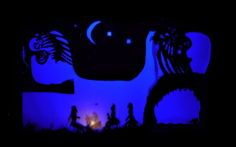 photographie extraite du spectacle le rêve d'Ambre, Ambre à l'époque préhistorique, au coin du feu près des grottes rupestres