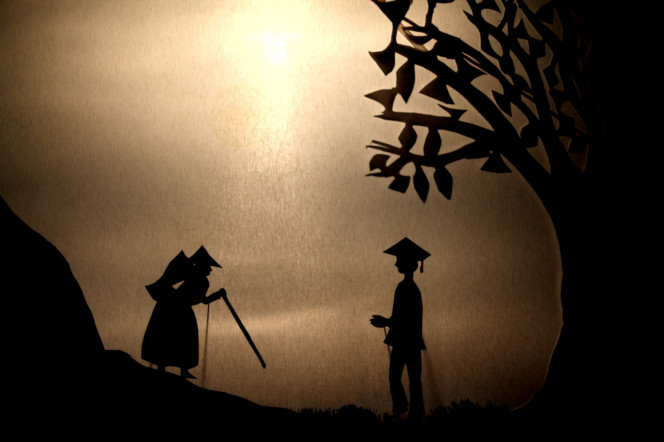 photographie extraite du spectacle Ginkgo et la lanterne magique, la rencontre avec LAO-SHU sa grand mère