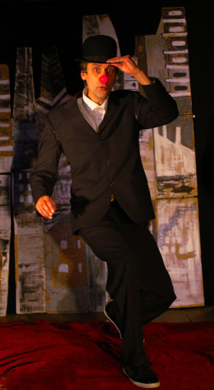 photographie extraite du spectacle jeune public les 7 flèches de l'arc-en-ciel, monsieur Gris