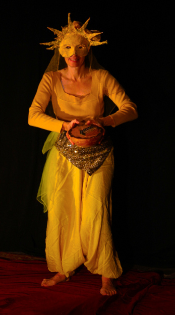 photographie extraite du spectacle jeune public les 7 flèches de l'arc-en-ciel, la couleur jaune apparaît dans le monde de monsieur Gris