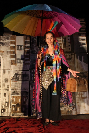 photographie extraite du spectacle pour enfants les 7 flèches de l'arc-en-ciel, la magicienne des couleurs