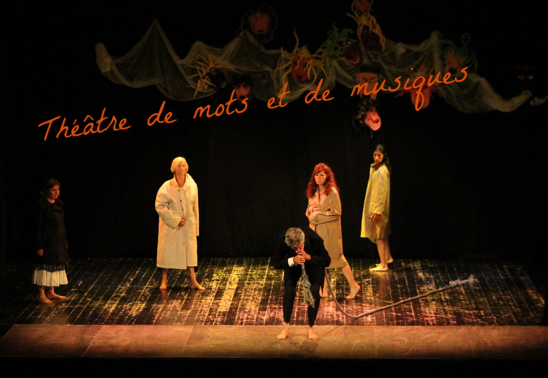 Photographie issue d'un spectacle de danse, de mots et de musique, chorégraphié par Nathalie Liamine de la compagnie Oiseau Lyre.