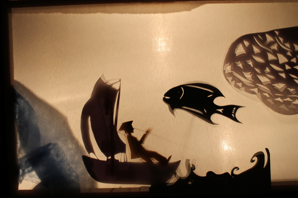 photographie extraite du spectacle Ginkgo et la lanterne magique,  Ginkgo vogue sur les flots