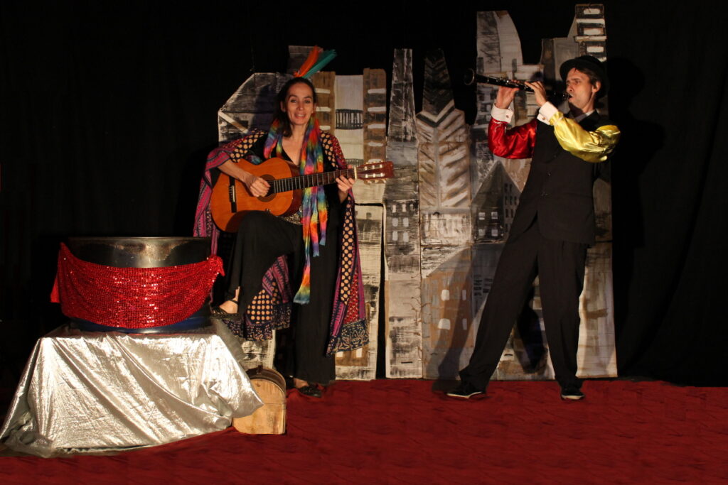 photographie extraite du spectacle jeune public, les 7 flèches de l'arc-en-ciel, monsieur Gris et la magicienne des couleurs, rencontre sur un air de guitare et clarinette