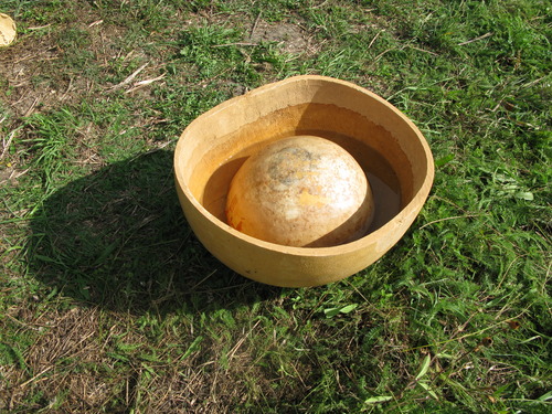 instrument de musique joué dans le spectacle jeune public, les 7 flèches de l'arc-en-ciel, le tambour d'eau
